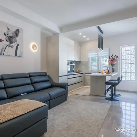 Penthouse Leonarda With Private Parking